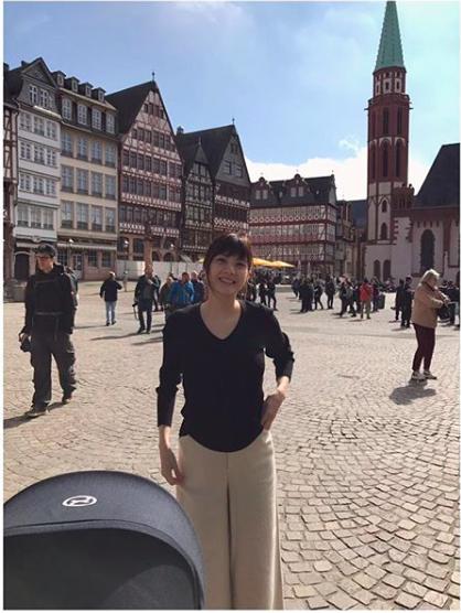 Instagramより ドイツの街並みをバックに記念撮影する姿がかわいすぎな佐藤ありさ あげてけ