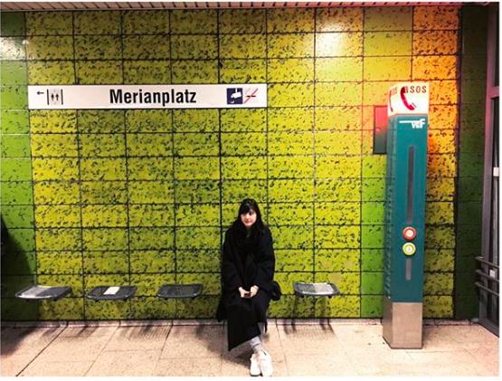 Instagramより ドイツの地下鉄駅ホームで電車街をする姿がかわいすぎな佐藤ありさ あげてけ