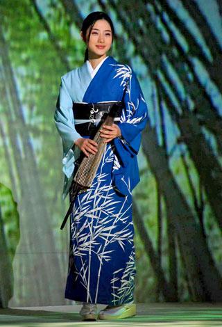 日本の美を愛でる着物ファッションショー より モデルとして登場した石原さとみ あげてけ