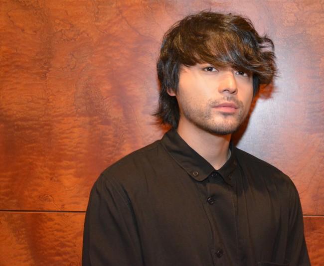 クランクイン より 個性的なヘアスタイルの山田孝之 あげてけ