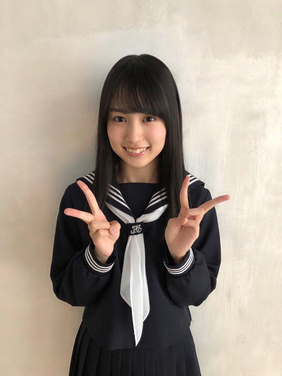 黒のセーラー服を両手ピースサインで披露する賀喜遥香 あげてけ