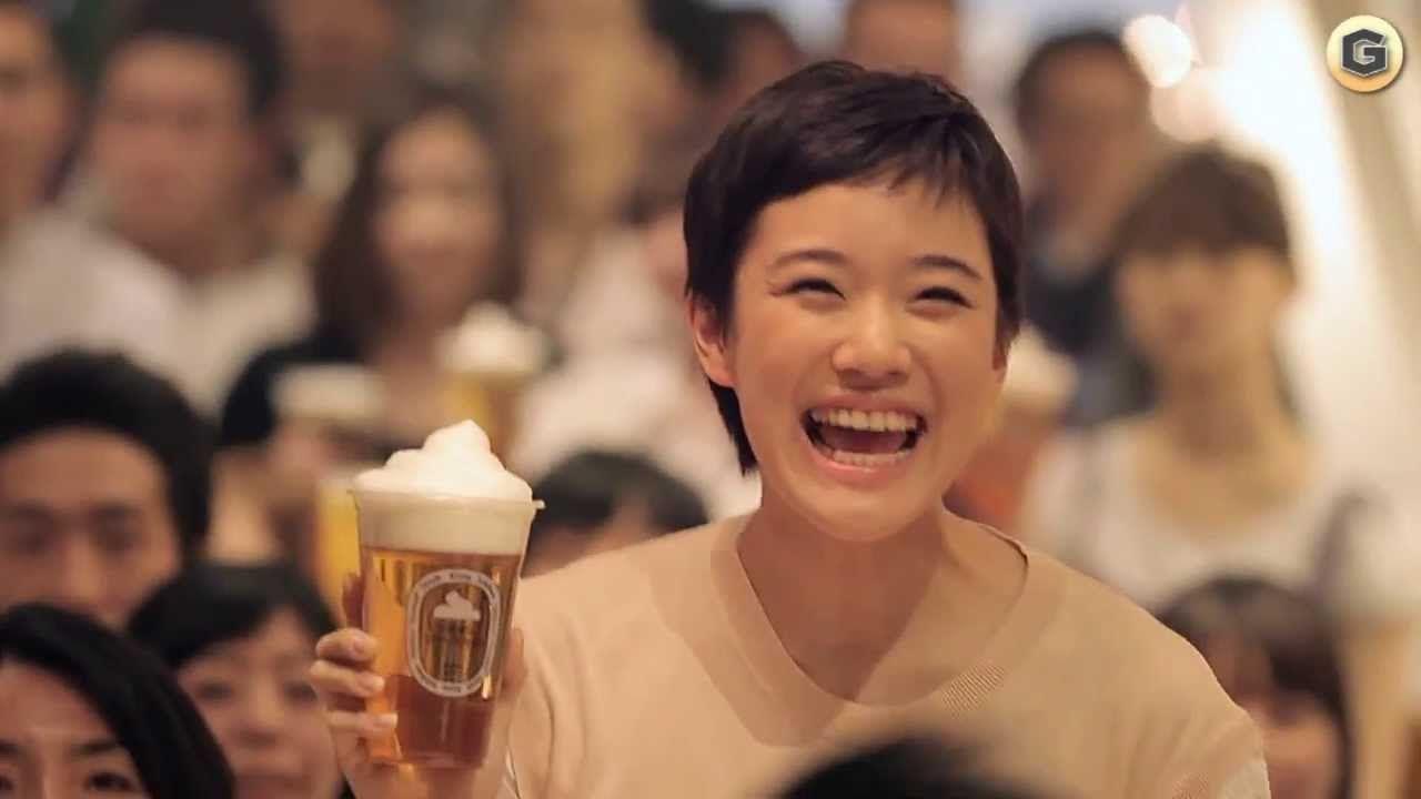 キリン一番搾りガーデン Cmより ビールを手にする蒼井優さん あげてけ