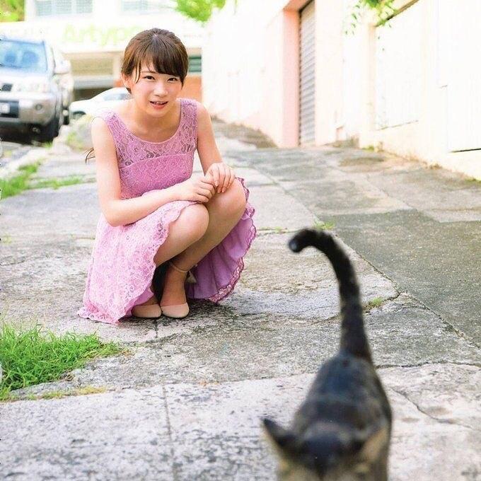 写真集 真夏の気圧配置 より猫の背を見つめる秋元真夏 あげてけ