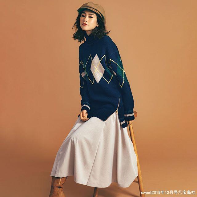 Sweet Magazine Blue Label Crestbridge よりアーガイルのビッグシルエットのニットを着る桐谷美玲 あげてけ