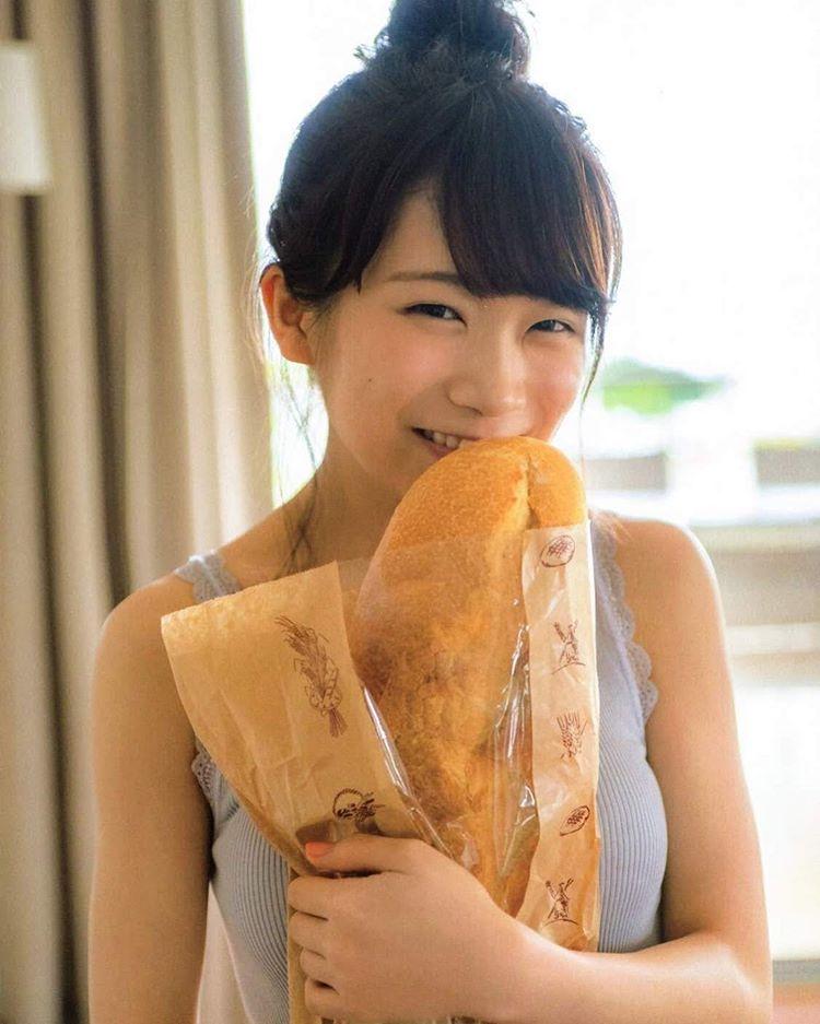 タンクトップ姿でフランスパンを食べる笑顔がかわいい秋元真夏 あげてけ
