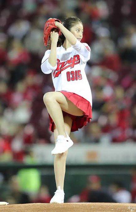 広島カープの始球式を務めた今田美桜 カープのユニフォームに合わせた赤いスカートで あげてけ