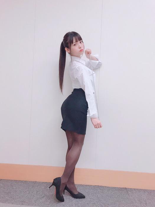 声優 上坂すみれ写真集 すみれいろ より Olコスでスタイルの良さも見せつける あげてけ