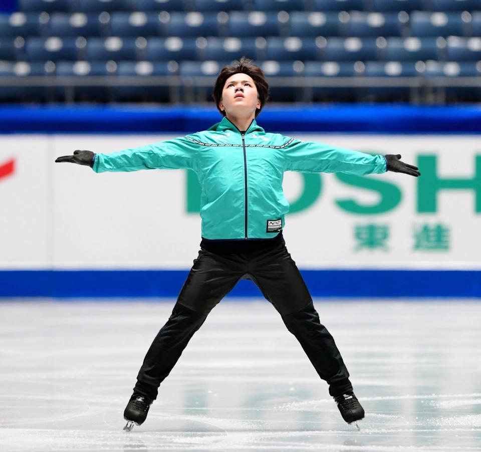 練習時 大の字に両手両足を広げる宇野昌磨 あげてけ