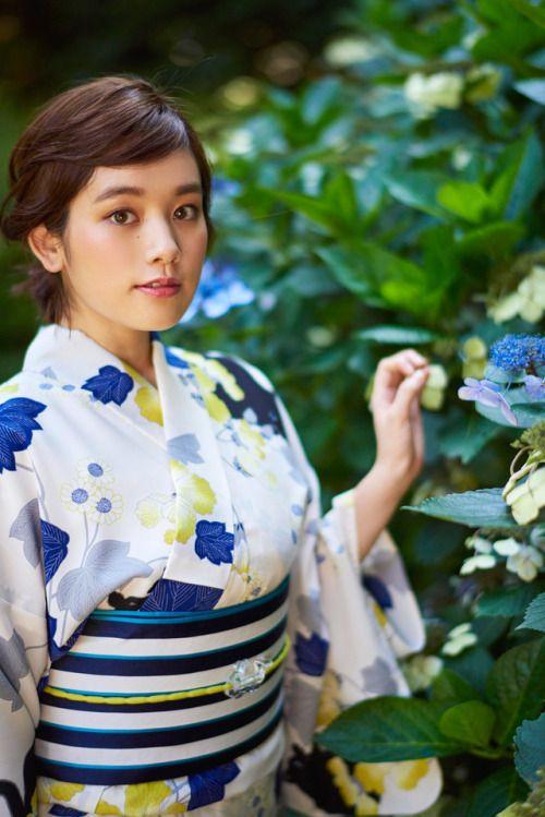 今日本一浴衣が似合う芸能人 白地に青と黄色の模様がついた浴衣着て紫陽花の前に立つ筧美和子 あげてけ