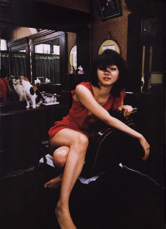 本気を出すと信じられないほどセクシーな満島ひかり 赤いミニドレスで理髪店の椅子のような場所で あげてけ