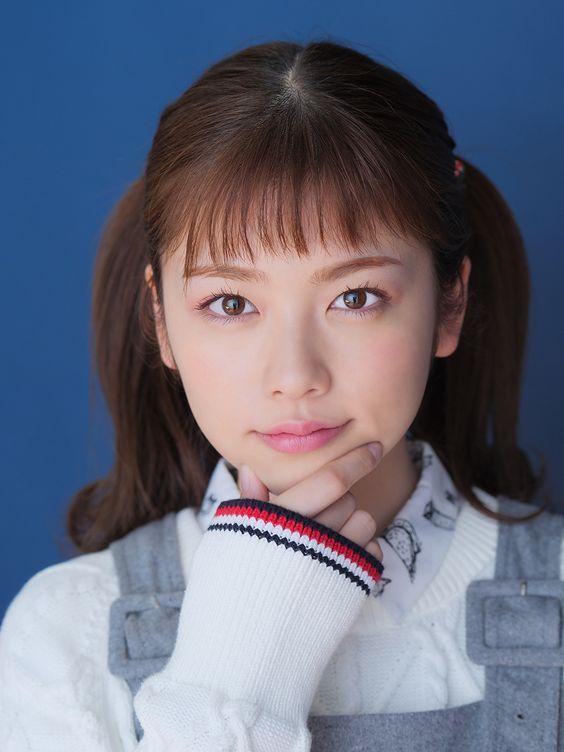 Hustle Press Official Web Site よりオードリーヘップバーンのような前髪でドヤ顔する小芝風花 あげてけ