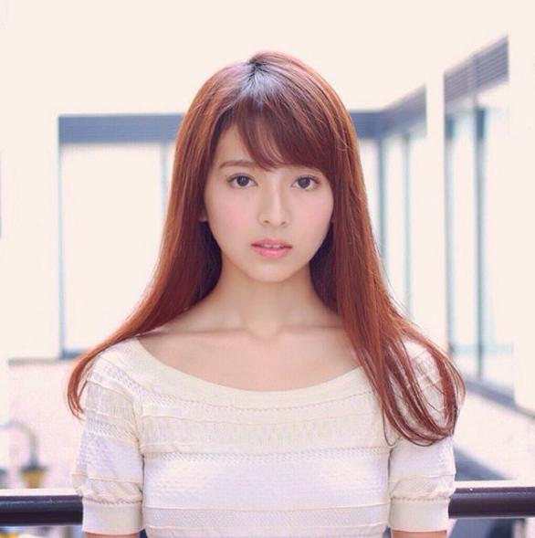 日本一綺麗な顔なんじゃ まるでグラビアアイドルみたいな撮影をした白いトップスの福田成美アナ あげてけ