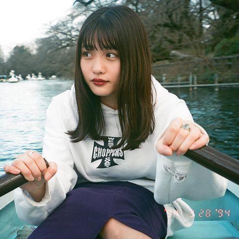 石田桃香のデートなう 正面に座る彼氏が直視できず恥ずかしがる メンズっぽい白いパーカーでボートをこいだ瞬間 あげてけ