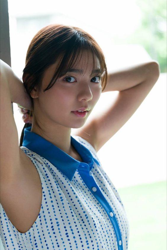 これは激似 新川優愛とそっくりなビジュアルだった 青い襟付きノースリーブを着た川津明日香 あげてけ