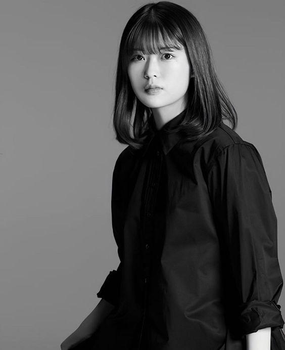 待ち受け画面におすすめ 黒いシンプルなワンピースを着たモノクロ写真の乃木坂46 岩本蓮加 あげてけ