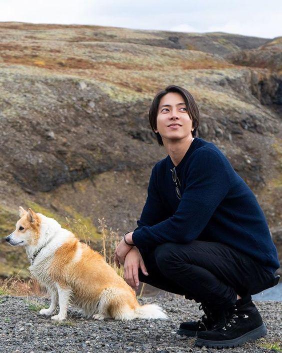 犬が大好きな山下智久 柴犬と思われるわんちゃんの隣でしゃがみながらご挨拶 あげてけ