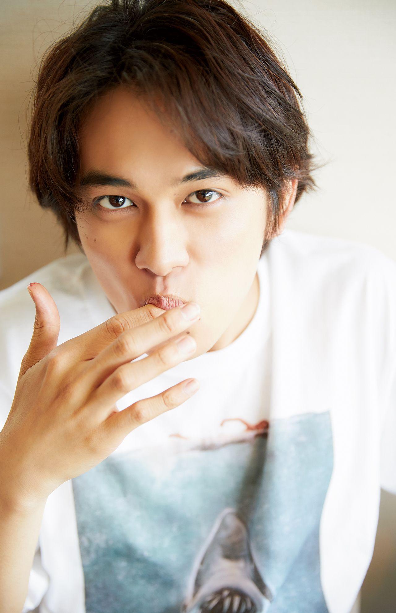 1st写真集 ｕ ｉ より 指をくわえる仕草がかっこいい北村匠海 あげてけ