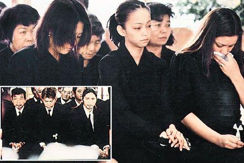 ピンタレストより 母の葬儀に出席した安室奈美恵 あげてけ